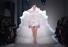 &bdquo;Giambattista Valli&ldquo; 2019 m. pavasario ir vasaros kolekcijos modelis