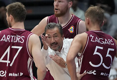 Luca Banchi vadovaujama Latvijos rinktinė įveikė Prancūziją ir eliminavo ją i&scaron; kovos dėl auk&scaron;tų vietų pasaulio čempionate.
