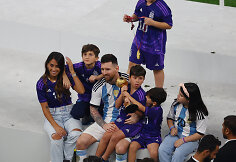 Lionelis Messi su žmona Antonela Roccuzzo ir sūnūmis Mateo, Thiago bei Ciro