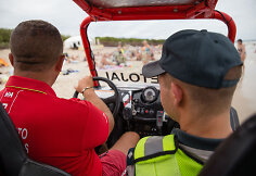 Jonas Pirožnikas kartu su policijos pareigūnu būdi pliaže