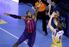 Dainius &Scaron;alenga prie&scaron; Joey Dorsey