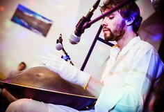 Tomas groja Lietuvoje labai neįprastu instrumentu