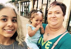 Brianna Worthy su dukra MilliAnna ir mama Jennifer
