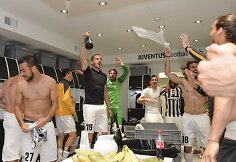 „Juventus“ futbolininkai švenčia čempionų titulą
