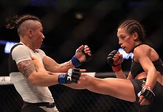 Joannos Jedrzejczy pergalė prie&scaron; Jessicą Andrade (kairėje)