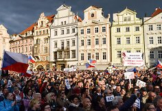 Prahoje tūkstančiai žmonių protestuoja prie&scaron; vyriausybę	
