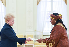 Lietuvos prezidentė Dalia Grybauskaitė ir Jungtinės Tanzanijos Respublikos ambasadorė Dora Mmari Msechu