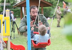 Italijos kariai &Scaron;iaulių kūdikių namams atvežė dovanų ir pagamino picos