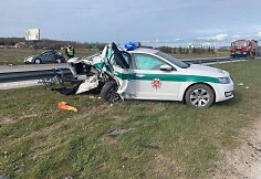 Greitkelyje į stovintį policijos automobilį rėžėsi pravažiuojanti ma&scaron;ina