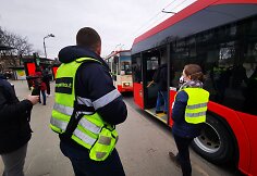 20-tyje pagrindinių Vilniaus stotelių keleivių rankas dezinfekuoja mi&scaron;rios pajėgos