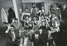 1986 m. po pergalės. Virginijus Jankauskas, Mindaugas Lekarauskas, Arūnas Visockas, Rimas Kurtinaitis, Valdemaras Chomičius, Arvydas Sabonis, Gintaras Krapikas, Raimundas Čivilis, Algirdas Brazys, Arvydas Venclovas, Henrikas Giedraitis, Juozas Petkevičius