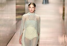 &bdquo;Fendi&ldquo; 2021 m. pavasario ir vasaros auk&scaron;tosios mados kolekcijos modelis: Lila Moss