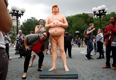 Nuogo Donaldo Trumpo skulptūra Niujorke