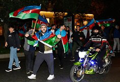 Triumfuojantys azerbaidžaniečiai Baku gatvėse