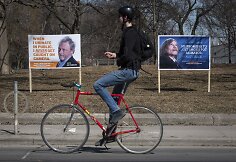 Toronto merą Robą Fordą pa&scaron;iepiantys plakatai
