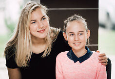 Rūta Meilutytė kviečia padėti vaik&scaron;čioti negalinčiai Vakarei