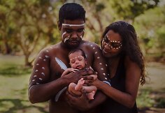 Australijos aborigenų vaikų ir besilaukiančiųjų fotosesija