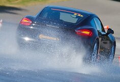 Automobilis važiuoja per balą