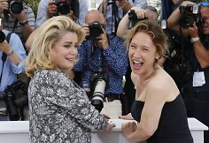 Catherine Deneuve ir režisierė Emmanuelle Bercot