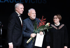 „Auksinė teatro rūtos šakelė“ įteikta penkiems teatro profesionalams.