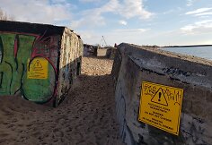 Melnragėje stovintis bunkeris vis skalaujamas jūros ir tapo pavojingas.