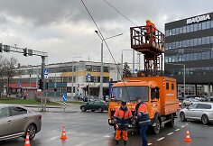Vilniuje, Žemaitės ir Naugarduko gatvių sankryžoje, &scaron;iuk&scaron;liavežis nutraukė troleibusų kontaktinį tinklą
