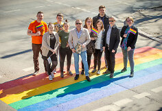 Naujai nudažyta vaivoryk&scaron;tės spalvų perėja Vilniuje ir &bdquo;Baltic Pride&ldquo; komanda