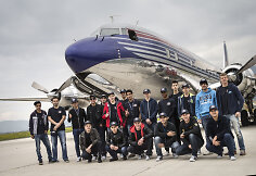 DC-6 lėktuvas ir visi „Red Bull Kart Fight“ dalyviai