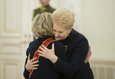 Dalia Grybauskaitė Almai Adamkienei įteikė Valstybės apdovanojimą 
