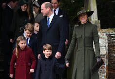 Britų karali&scaron;koji &scaron;eima eina į &scaron;ventines pamaldas