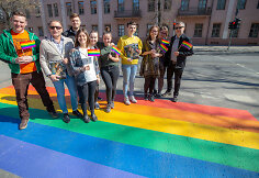 Naujai nudažyta vaivoryk&scaron;tės spalvų perėja Vilniuje ir &bdquo;Baltic Pride&ldquo; komanda
