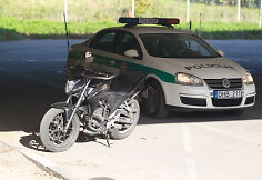 Vilniuje nuo motociklo nukrito vairuoti mokęsis vyras.