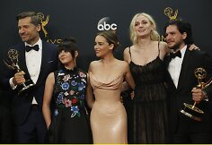 &bdquo;Sostų karų&ldquo; aktoriai Nikolajus Costeris-Waldau, Maisie Williams, Emilia Clarke, Sophie Turner ir Kitas Harringtonas