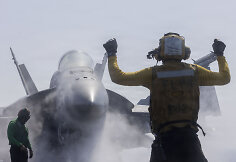 JAV naikintuvas ant lėktuvnešio „USS Abraham Lincoln“ / Tsgt. Kevin Torres/U.S. Navy / ZUMAPRESS.com
