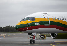Lietuvos vėliavos spalvomis nudažyto lėktuvo &bdquo;Airbus A220-300&ldquo; pasitikimas Vilniaus oro uoste