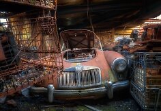 Apleistų prabangių automobilių ie&scaron;kančio fotografo laimikiai visoje Europoje