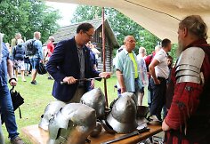Prieš keletą metų šventėje šarvus ir ginklus „pasimatavo“ ir tuometinis JAV ambasadorius