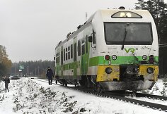 Suomijoje traukinys susidūrė su kariuomenės visureigiu