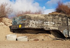 Melnragėje stovintis bunkeris vis skalaujamas jūros ir tapo pavojingas.