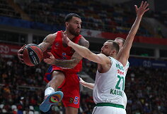 Trileris Eurolygos rungtynėse Maskvoje: CSKA &ndash; Kauno &bdquo;Žalgiris&ldquo;. Mike'as Jamesas ir Artūras Milaknis.