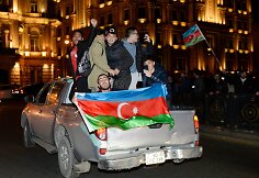 Triumfuojantys azerbaidžaniečiai Baku gatvėse