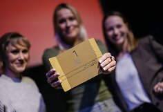 Ernesta Vala su komanda atsiėmė apdovanojimą