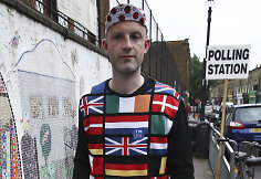 Britanijos rinkėjai pradėjo balsuoti istoriniame referendume dėl tolesnės &scaron;alies narystės Europos Sąjungoje