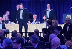 &Scaron;ūviai per Trumpo vakarienę