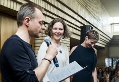Linai Puodžiukaitei-Lanauskienei įteikiama Vitos Mozūraitės premija