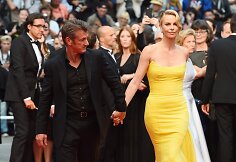 Charlize Theron ir Seanas Pennas