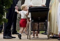 Princas George'as prie sesers Charlotte vežimėlio