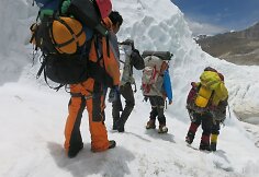 At&scaron;aukus draudimą prasidėjusios ekspedicijos į Everestą pažymėtos mirtimi