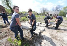 Vilniaus lenkų skautai ardo tvorą iš antkapių