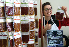 Augaliniai kumpiai Mančesterio veganų festivalyje. Jie gaminami iš sojos ir kviečių.